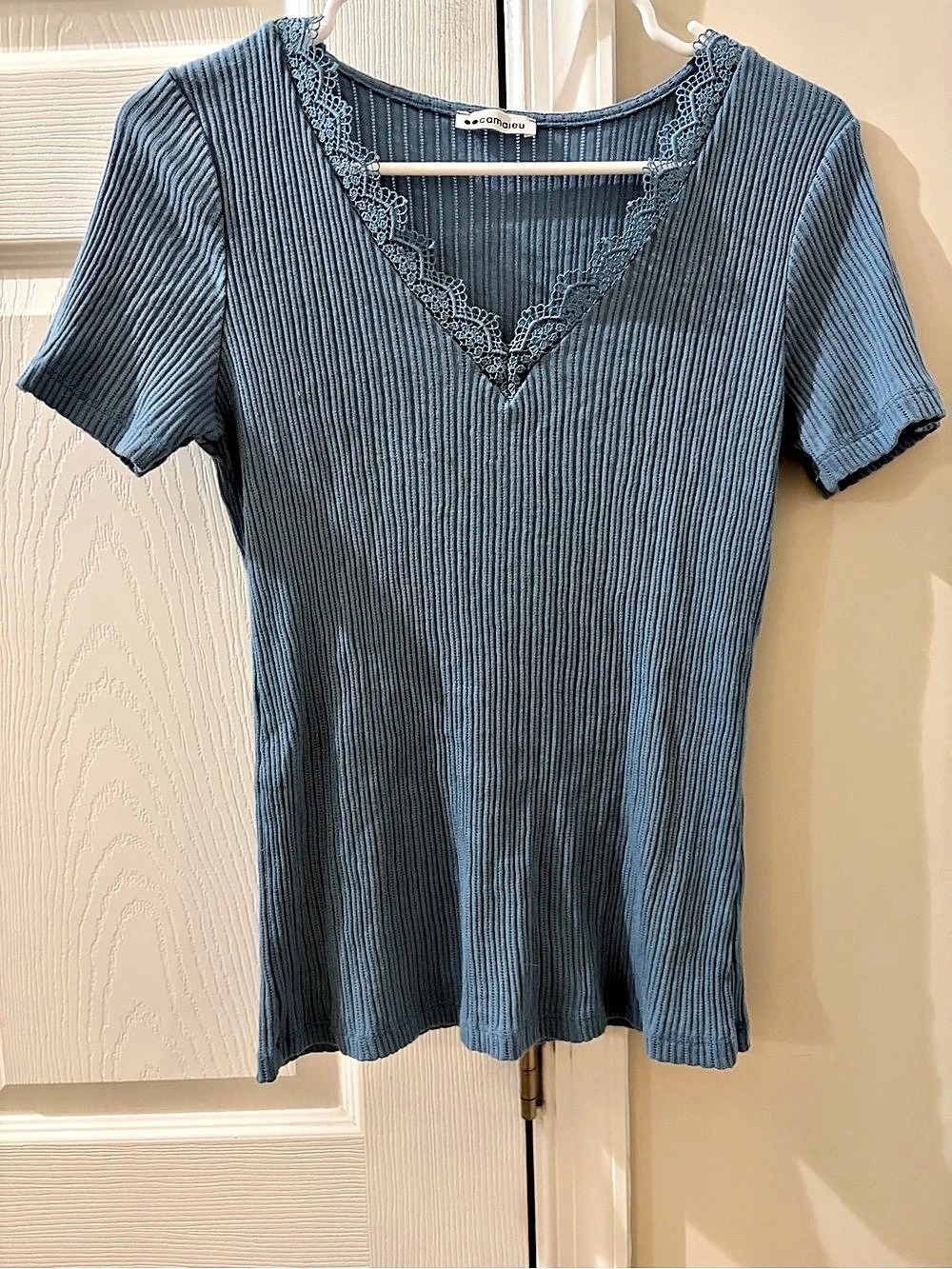 Camieou French Brand Ribbed Lace Trim Short Sleeve Top in Blue Like New
